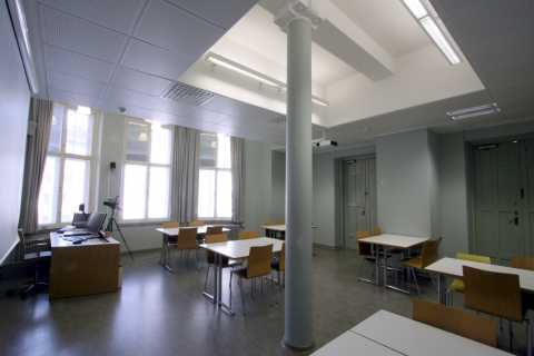 Kuva seminaarihuone 207 edestä