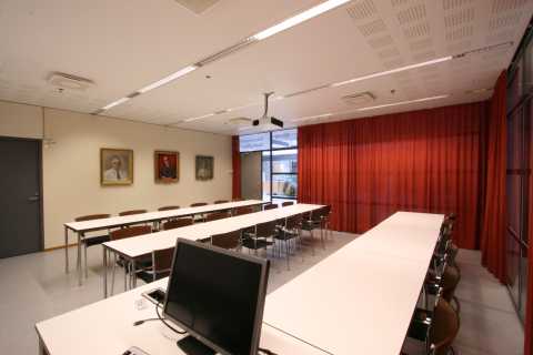 Picture of the front of the meeting room 1
