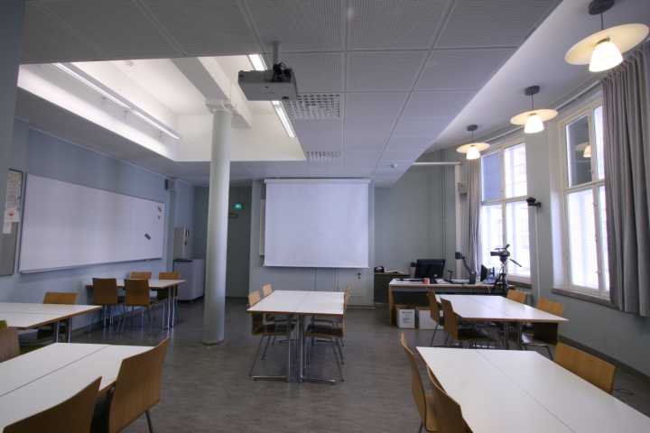 Kuva seminaarihuone 207 takaa