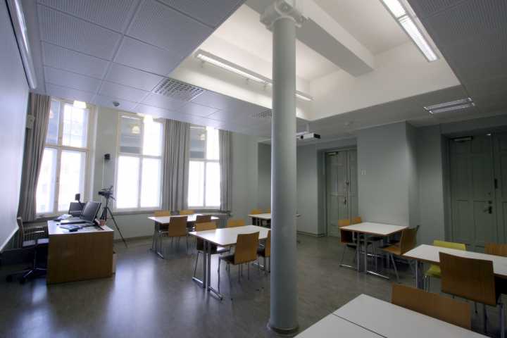 Kuva seminaarihuone 207 edestä