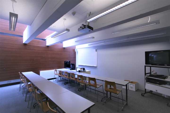 Kuva salin A111 edestä