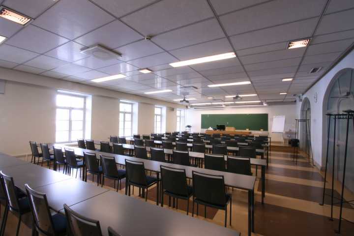 Picture of the back of the room F211