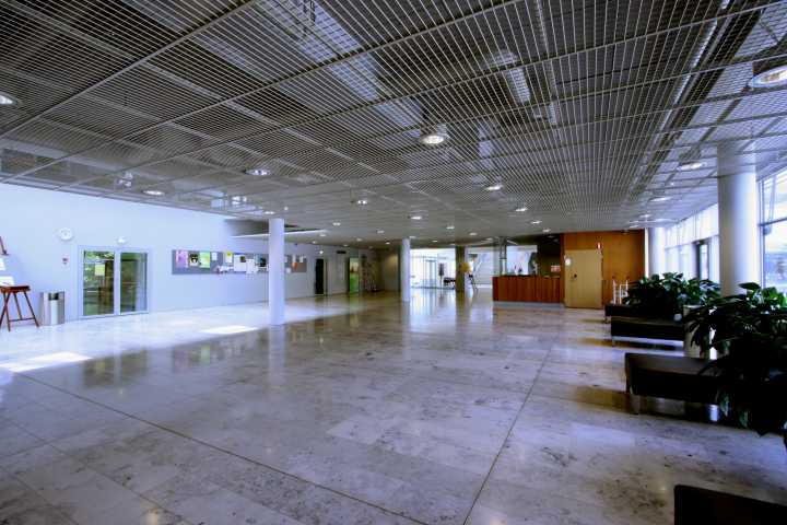 Kuva 1. kerroksen aulasta, Unicafen vierestä