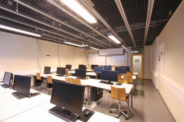 Picture of the back of the computer room D210