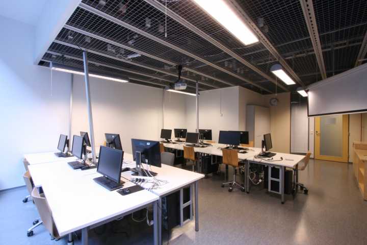 Picture of the back of the computer room D211