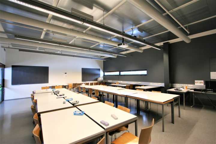 Kuva salin C323 edestä