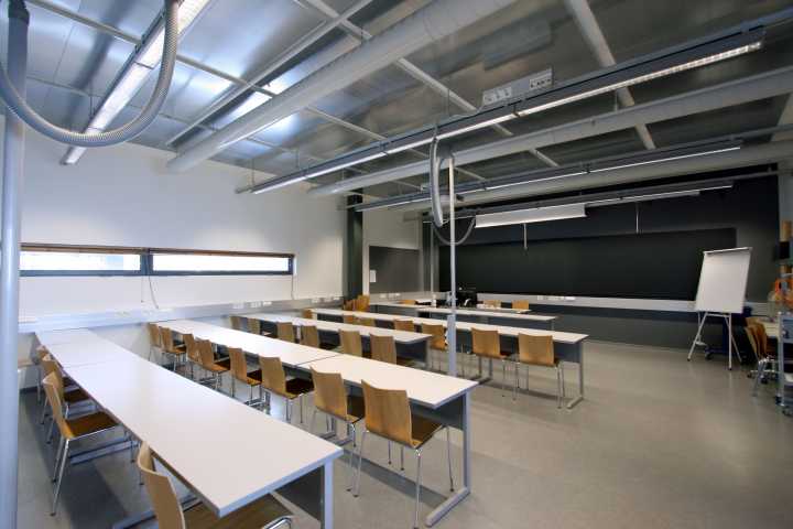 Kuva salin B222 edestä