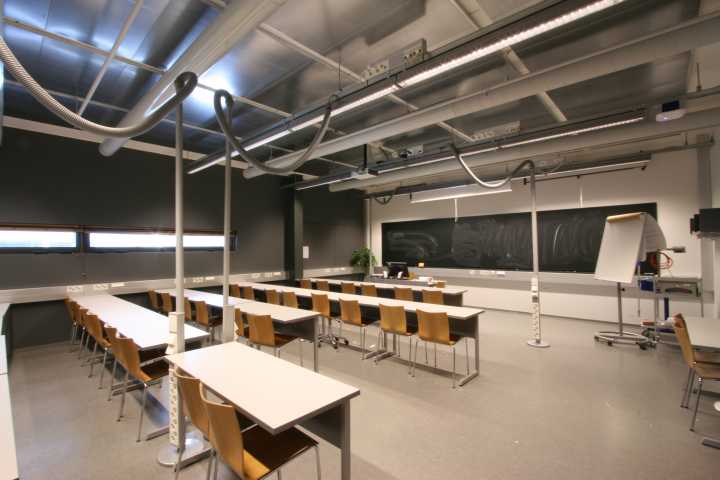 Kuva salin C222 edestä