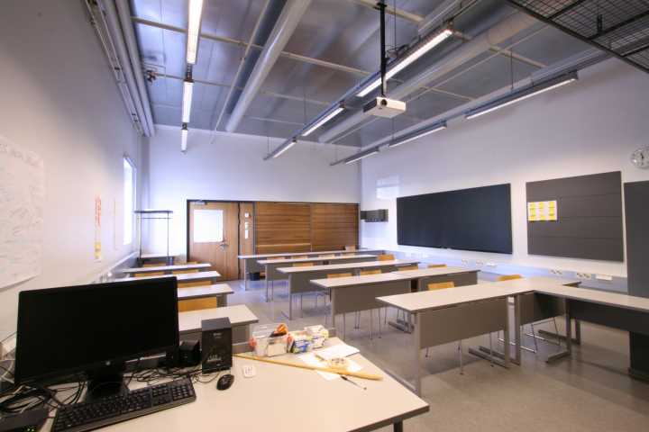Kuva salin C129 takaa