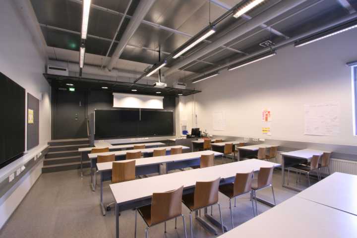 Kuva salin C129 edestä