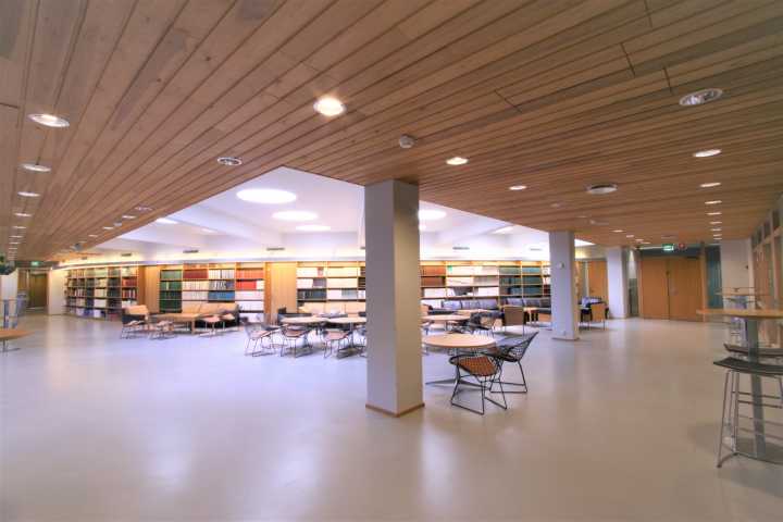 Picture of the 2nd floor lobby, next to the meeting rooms