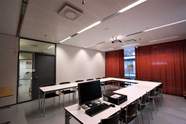 Picture of the front of the seminar room B136a