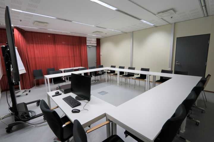 Picture of the back of the meeting room 2