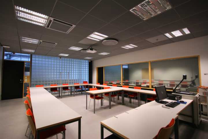 Kuva salin K112 edestä
