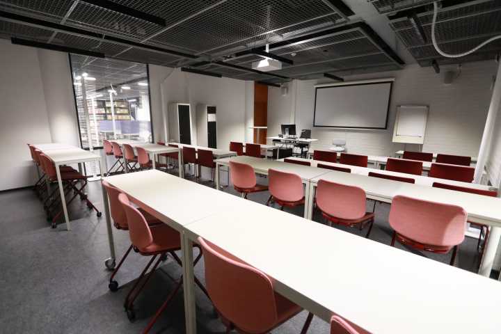 Picture of the back of the room K1046