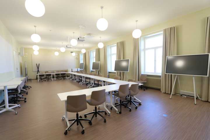 Picture of the front of the room U4072