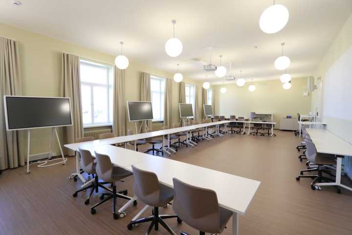 Picture of the back of the room U4072