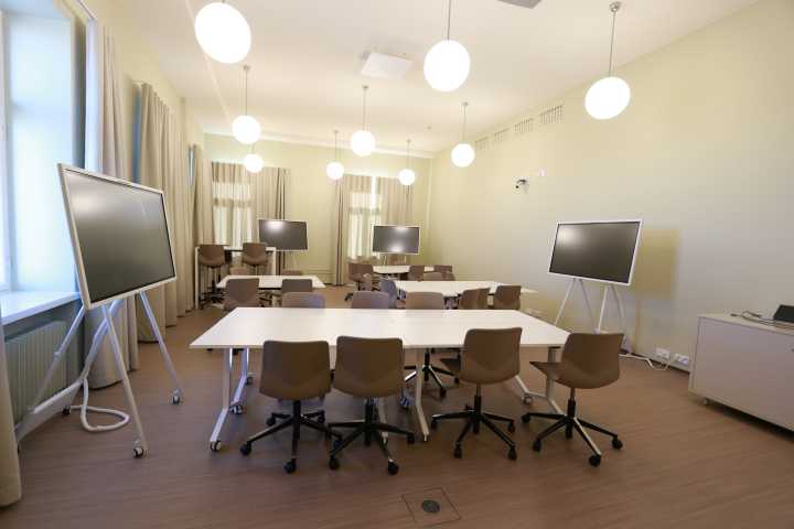 Picture of the back of the room U4078