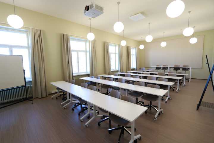Picture of the front of the room U4075
