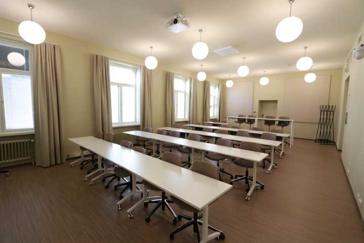 Picture of the back of the room U4080