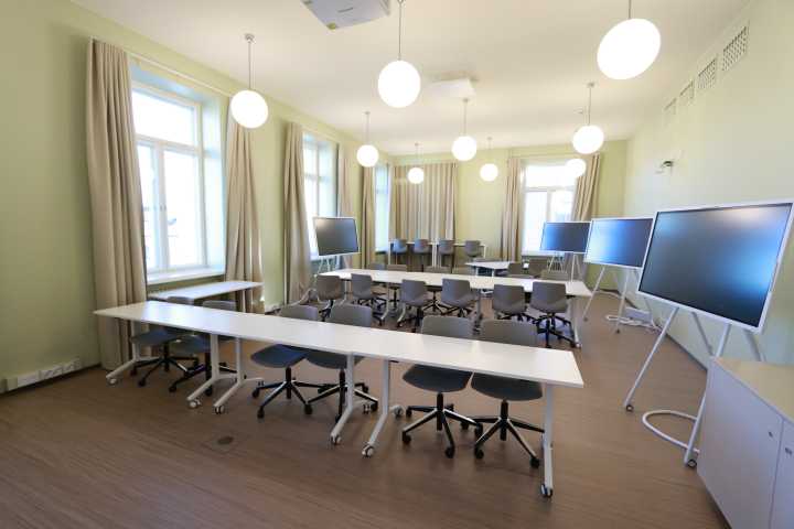 Picture of the front of the room U3040