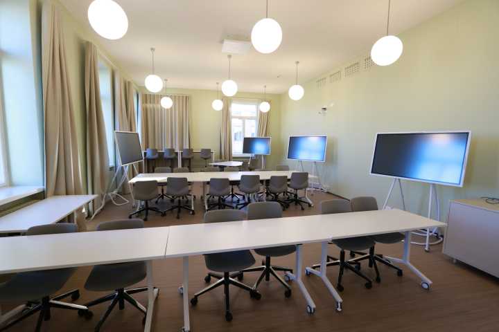Picture of the back of the room U3040
