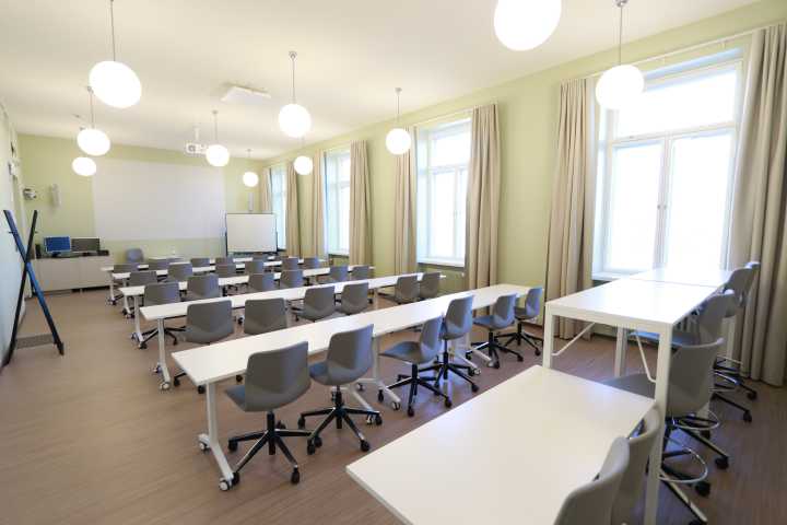 Picture of the back of the room U3039