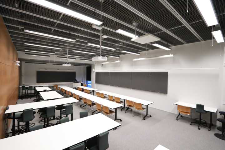 Picture of the back of the room E207