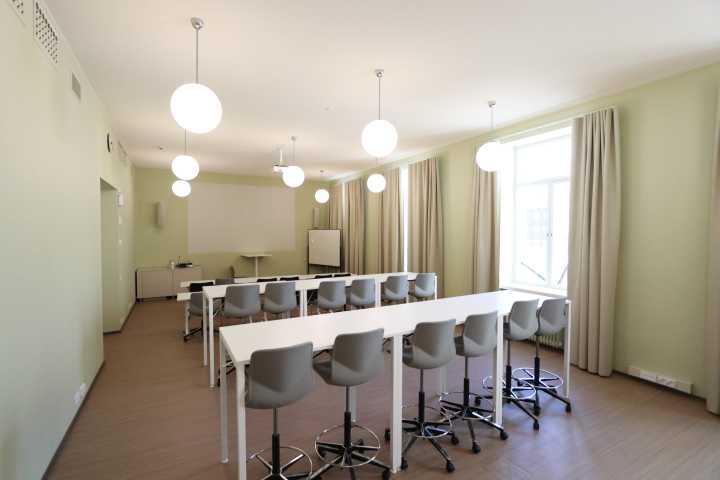 Picture of the back of the room U3043