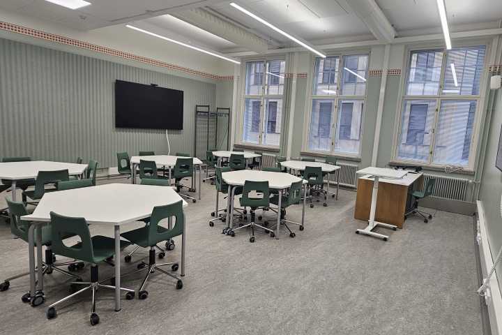 Picture of the front of the seminar room 106