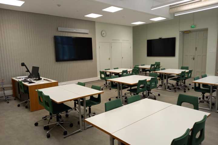 Picture of the front of the seminar room 405